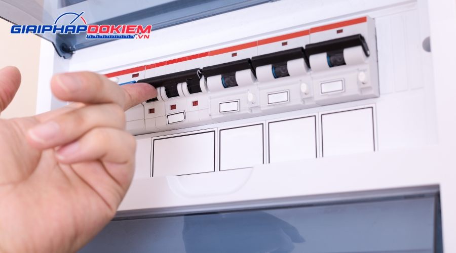 Cách Kiểm Tra Aptomat Bằng Đồng Hồ Vạn Năng Đơn Giản Nhất 2 cach kiem tra aptomat bang dong ho van nang 001